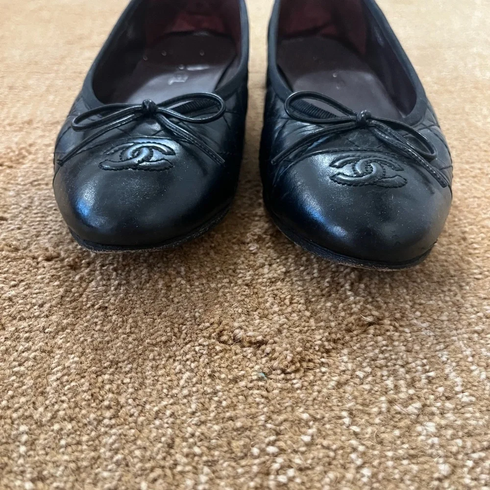 CHANEL Black Quilted Flats - Picture 3 of 10